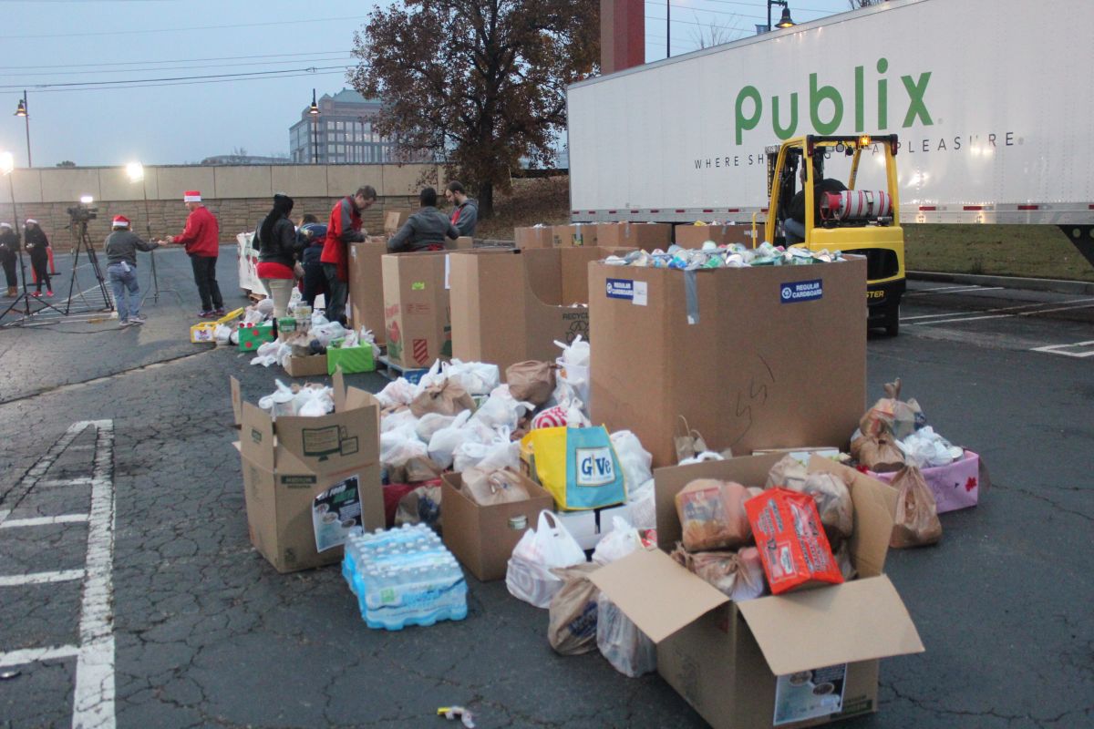 Holiday Can-A-Thon At Cumberland Mall