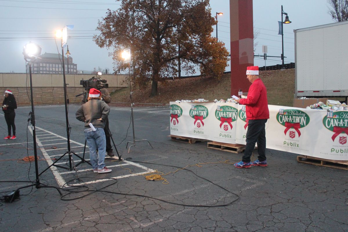 Holiday Can-A-Thon At Cumberland Mall
