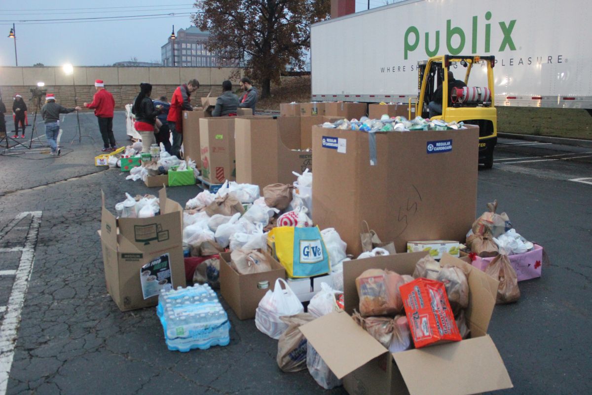 Holiday Can-A-Thon At Cumberland Mall