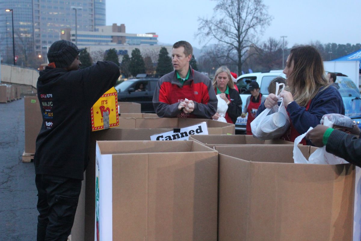 Holiday Can-A-Thon At Cumberland Mall