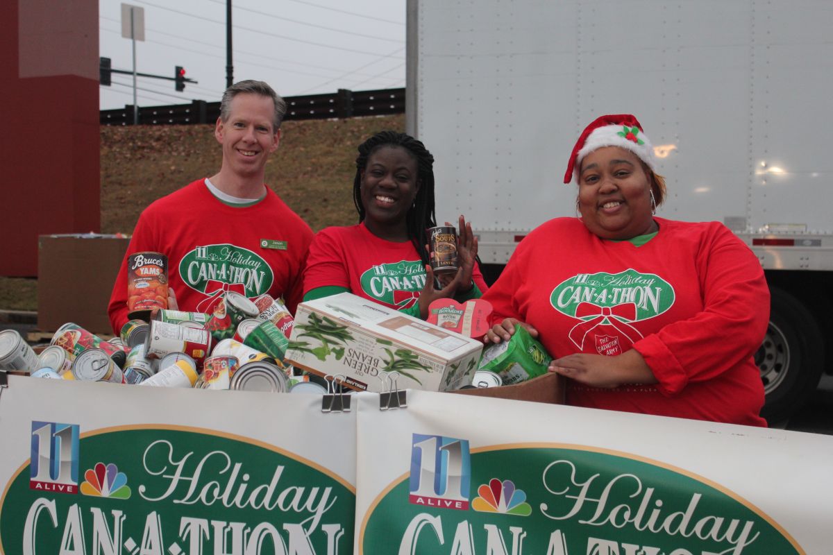 Holiday Can-A-Thon At Cumberland Mall